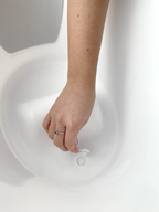 Shnuggle Baby Bath With Plug - White