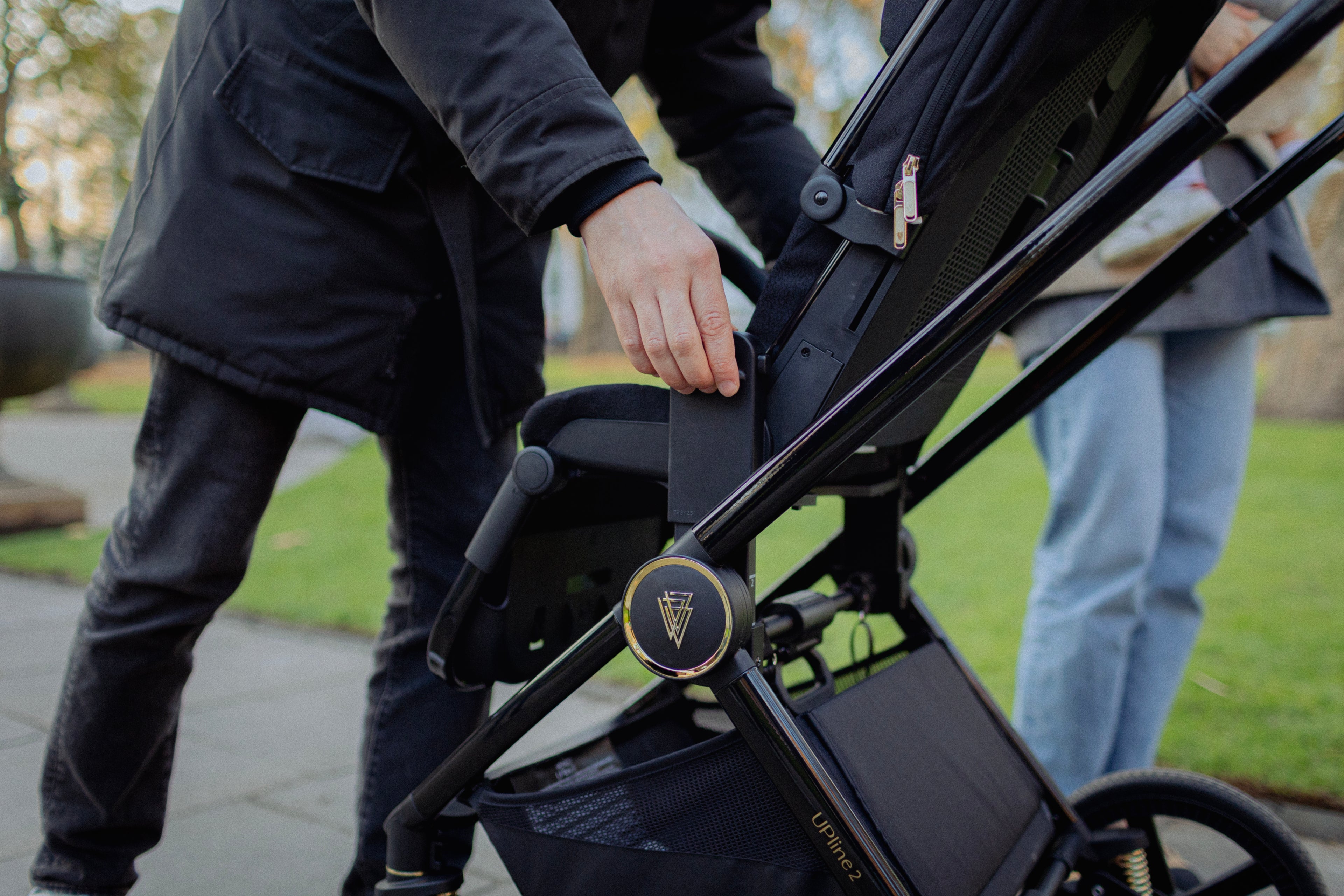 Venicci Upline 2 - 3in1 + 360 Base Complete Travel System - All Black